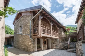 Chalet with romantic suite & private hot tub - Image 2
