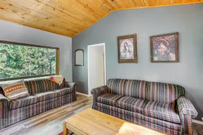 Woodsy Cabin Retreat ~ 4 Mi to Crescent Lake! - Image 4