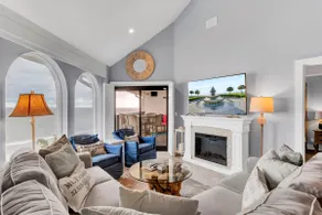 518 Seascape Waterfront Views + Community Pool - Image 4