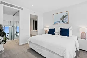 Palm Beach Luxury Apartment with Hinterland Views - Image 2