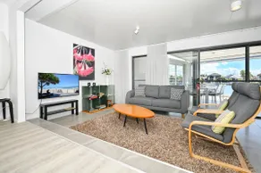 Waterfront Stylish Luxury, Light, Relaxed - Image 2