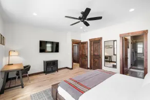 Downtown Govy Lodge | Hot Tub - Image 5