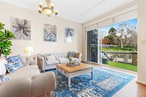 East Perth Luxury Waterfront Retreat - Image 2