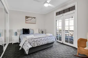 Parkham. Spa Bath & Balcony. Steps to CBD - Image 3