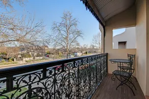 Parkham. Spa Bath & Balcony. Steps to CBD - Image 4