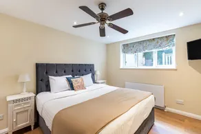 Elegant Two Bedroom Flat in Redcliffe Gardens - Image 3