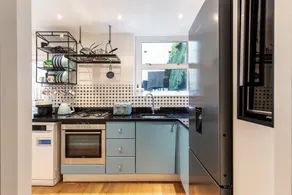 Elegant Two Bedroom Flat in Redcliffe Gardens - Image 2
