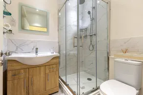 Elegant Two Bedroom Flat in Redcliffe Gardens - Image 4