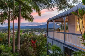 The Glenelg Upstairs Residence (6 persons) - Image 4