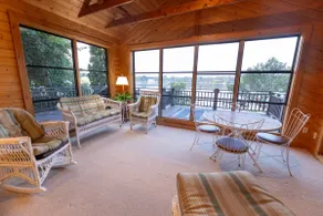 Shoreview Lakeside Cottage - Image 3