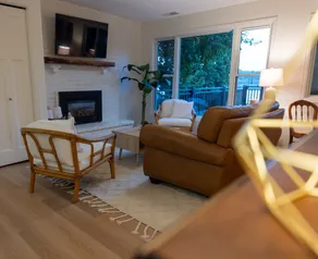 Shoreview Lakeside Cottage - Image 5