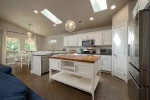 Pet-Friendly Home with Hot-Tub– 3 BDR for 8! - Image 2