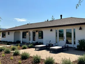 Escape to 3 Dogs Whining: Your Vineyard Retreat - Image 2