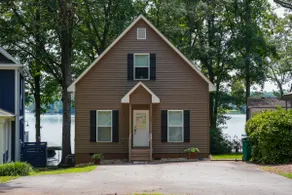 On Lake Bowen, Large deck & dock! Million $ Views! - Image 4