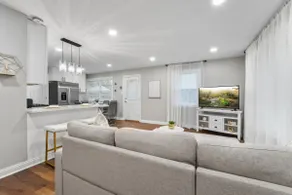 Modern 3BR Stay Close to Woodfield & O’Hare - Image 5