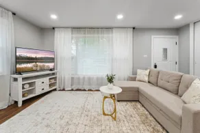 Modern 3BR Stay Close to Woodfield & O’Hare - Image 3