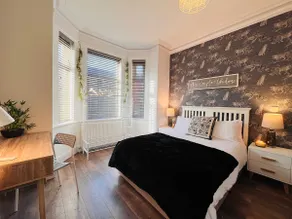 Spacious Victorian 5Bedroom 5Bathroom w Free Parking - Image 5
