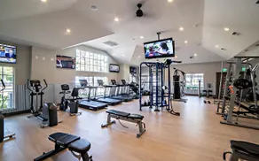 Quaint 2BR King Suite w Gym& close to DT - Image 4