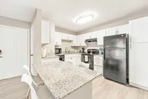 Quaint 2BR King Suite w Gym& close to DT - Image 5