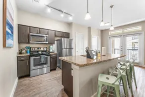 Trendy SoCo 2BR King Suite w/ GymPickleballLaundry - Image 4
