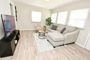 5 min walk to Notre Dame! Modern home (517) - Image 3