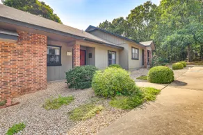 Bella Vista Townhome w/ Deck Near Back 40 Trail! - Image 3