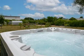 Chalet con giardino, idromassaggio e barbecue | Vista sul giardino - Image 2