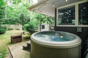 Chic Golf Course Escape | mins to dwntwn + Hottub! - Image 3