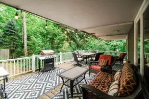 Chic Golf Course Escape | mins to dwntwn + Hottub! - Image 5