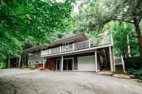 Chic Golf Course Escape | mins to dwntwn + Hottub! - Image 2