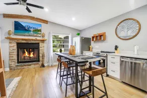 Fireplace + Lake View + 10min to dwtn + near parks - Image 5