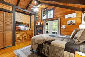 Romantic Log Cabin near Helen with Hot Tub - Image 4