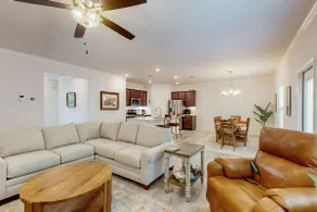 3BR home with full kitchen and W/D - Image 2