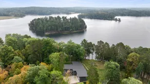 The Luxe Haven: Lakefront Getaway - Image 5