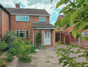 3Bed House w/ Charming Courtyard Garden & Parking - Image 5