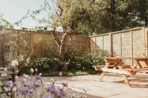 3Bed House w/ Charming Courtyard Garden & Parking - Image 2