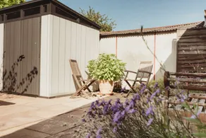 3Bed House w/ Charming Courtyard Garden & Parking - Image 3