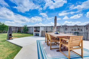 Large Fenced Yard: Family-friendly Kyle Home - Image 2