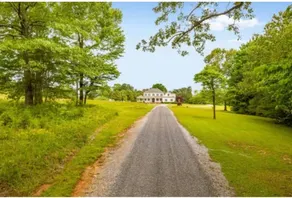 Minutes from the Ocoee River! Farmhouse that slee - Image 2