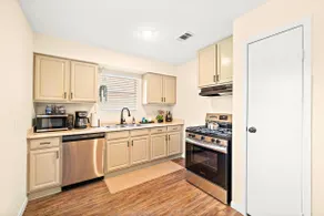 Cozy Coastal Stay: Near Kemah + NASA | BBQ | Beach - Image 3