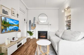 Charming 1-Bed with Fireplace by the Beach - Image 2