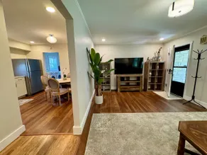 Campus Den on Poplar St - Image 3