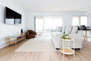 Bright & Airy Coastal abode - Image 2