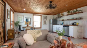 Quaint Cottage Downtown Buckner - Image 2