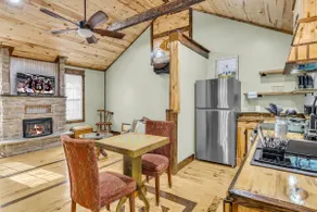 Carpenters Corner, Scenic, Tiny Luxury - Image 2