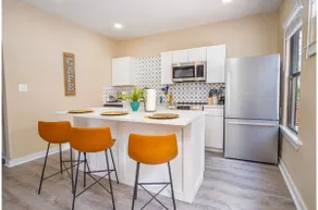 Modern Living 3BR2BA Close to Amazing Downtown - Image 5