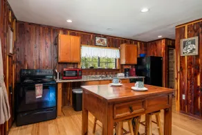 Three-Suite Riverfront Retreat - Image 5