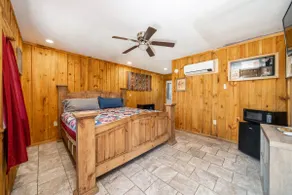 Three-Suite Riverfront Retreat - Image 4