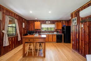 Three-Suite Riverfront Retreat - Image 4