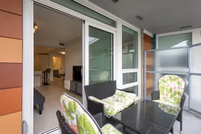 Trendy Urban Getaway: 5* Location ~ Balcony ~ Gym! - Image 2
